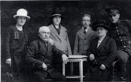 Nakladatel Karel Vačlena s rodinou (20. léta 20. stol.)  